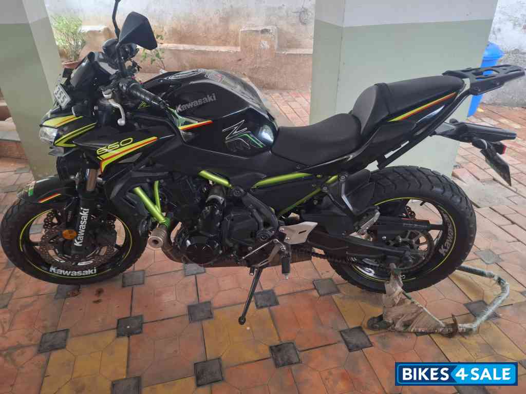 Black Neon Kawasaki Z650 BS6 2021