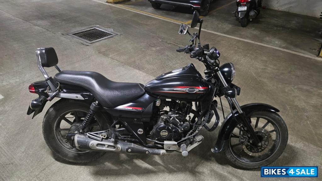 Black Bajaj Avenger 220 DTS-i Black Bajaj Avenger 220 DTS-i