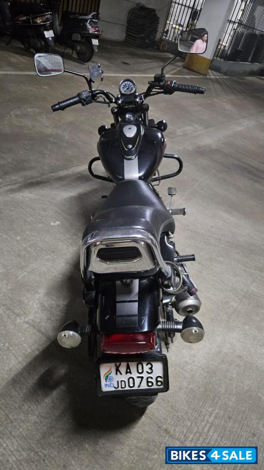 Black Bajaj Avenger 220 DTS-i Black Bajaj Avenger 220 DTS-i