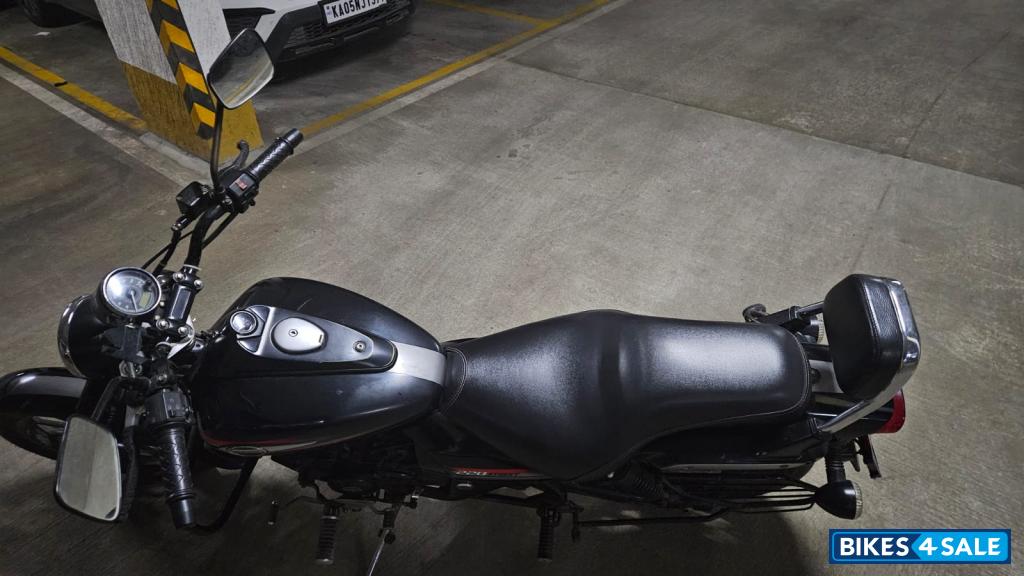 Black Bajaj Avenger 220 DTS-i Black Bajaj Avenger 220 DTS-i