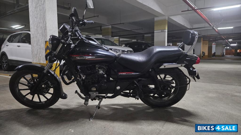 Black Bajaj Avenger 220 DTS-i Black Bajaj Avenger 220 DTS-i