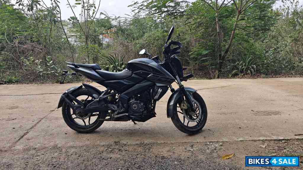 Black Bajaj Pulsar 200 NS ABS Black Bajaj Pulsar 200 NS ABS