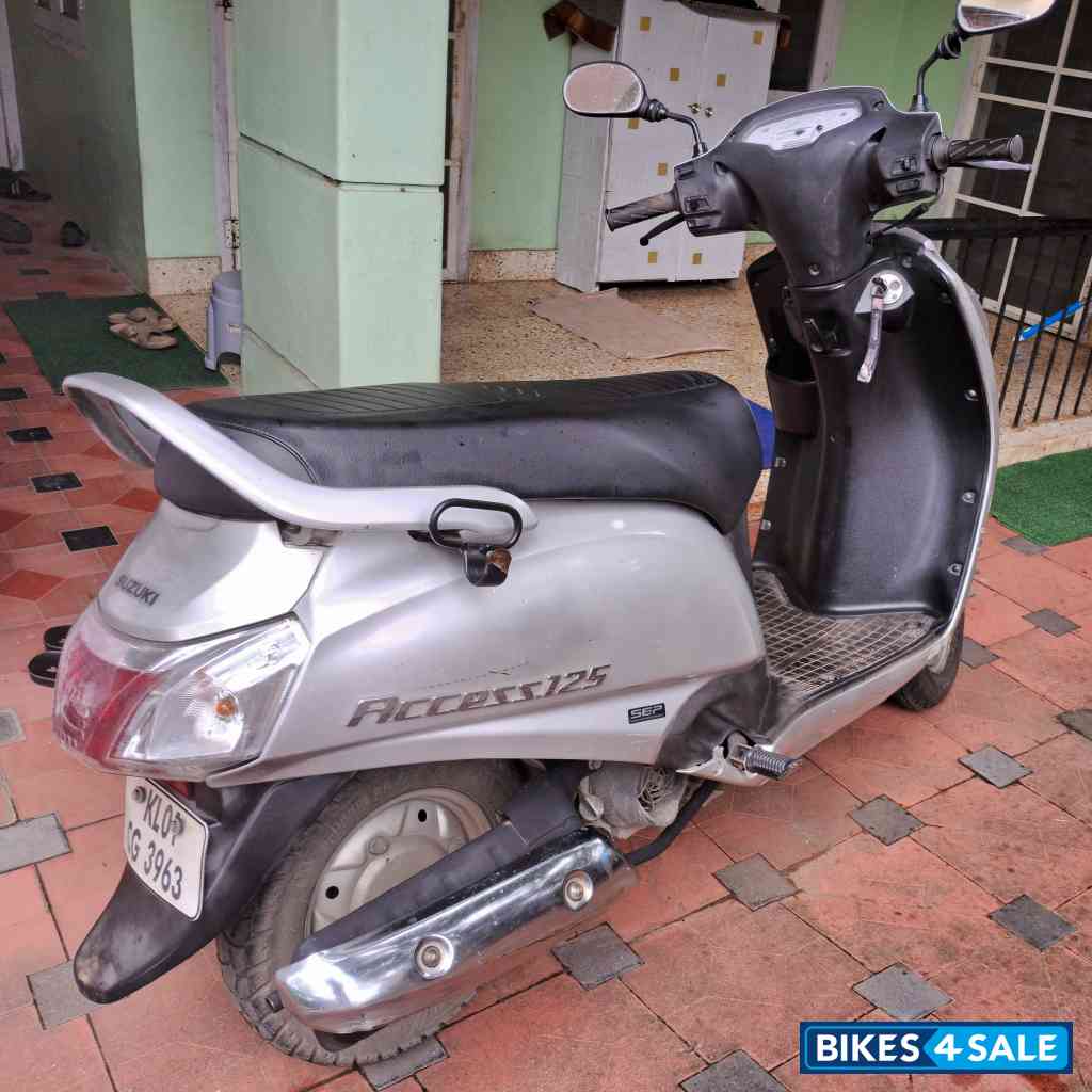 Silver Suzuki Access 125 Silver Suzuki Access 125