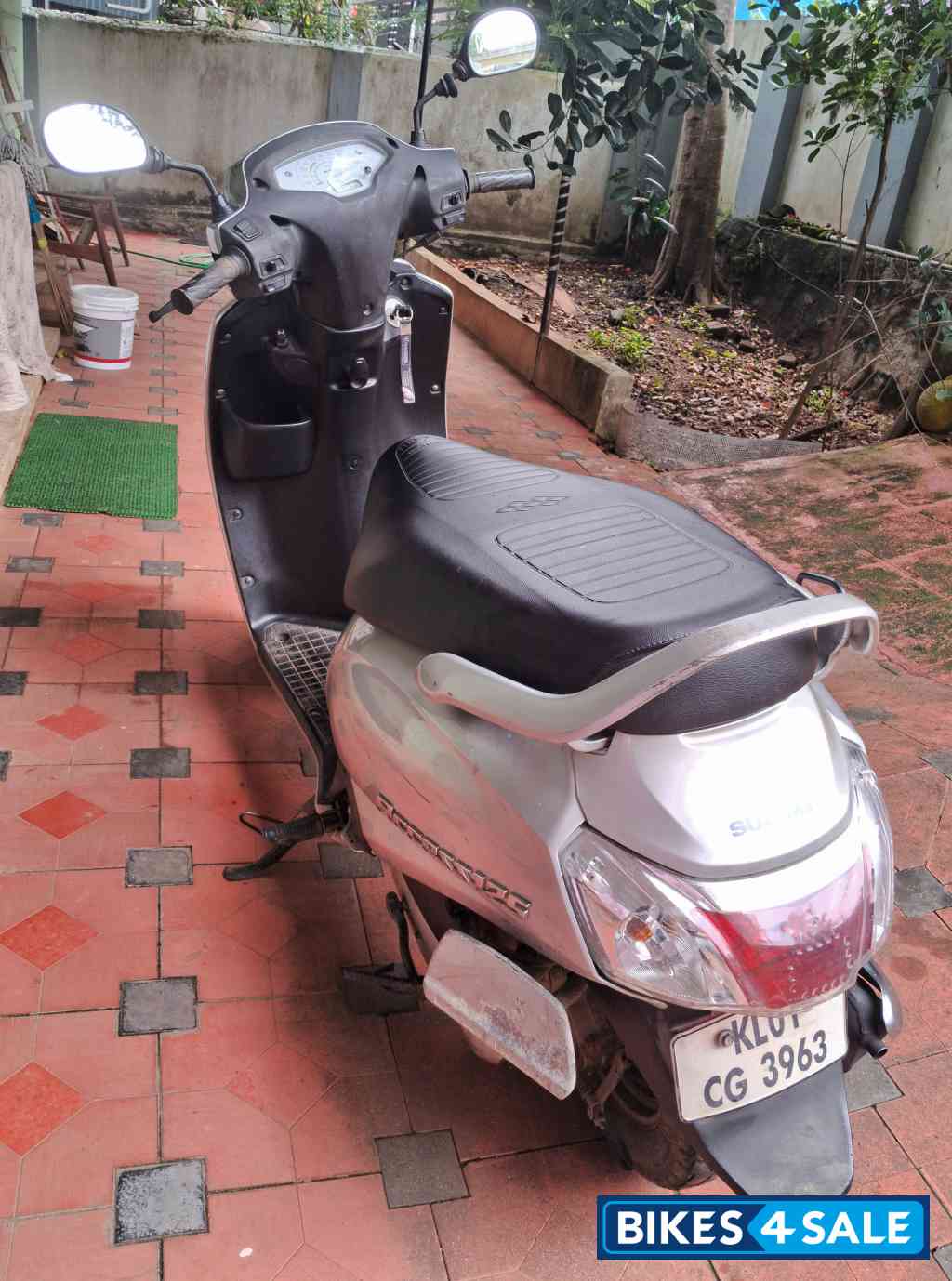 Silver Suzuki Access 125 Silver Suzuki Access 125