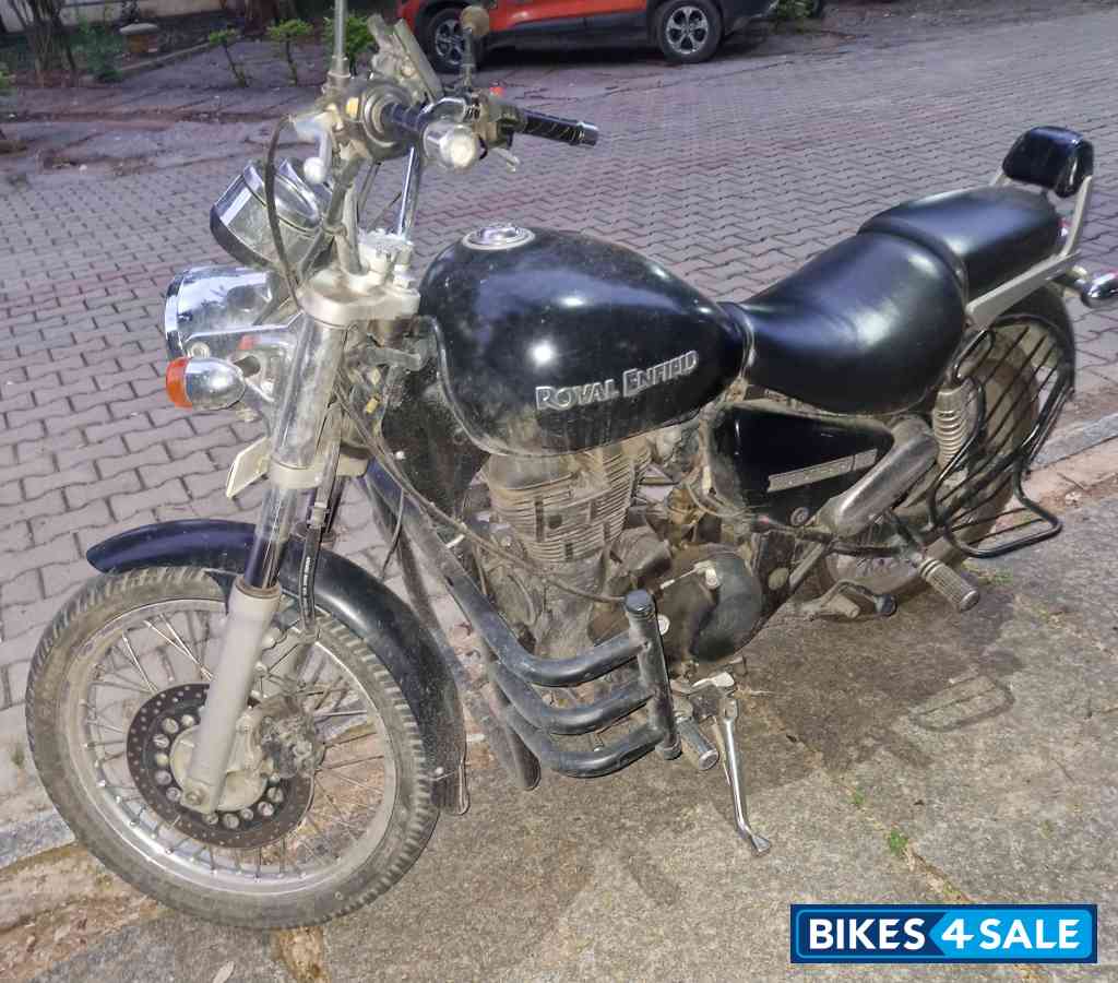 Black Royal Enfield Thunderbird 350 Black Royal Enfield Thunderbird 350
