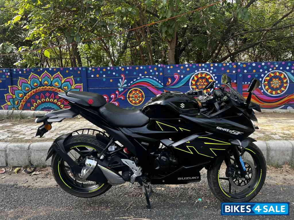 Sparkle Black Suzuki Gixxer SF Sparkle Black Suzuki Gixxer SF