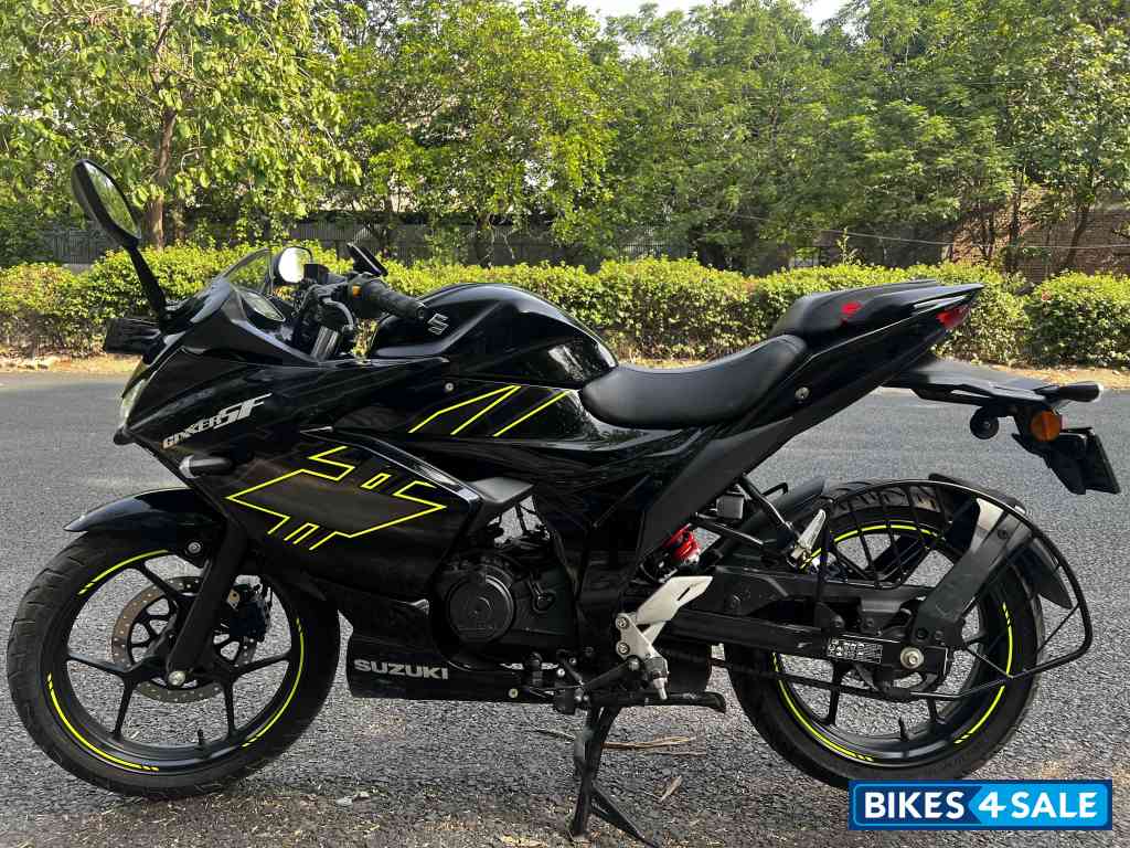Sparkle Black Suzuki Gixxer SF Sparkle Black Suzuki Gixxer SF