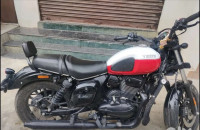 Dual Tone Yezdi Roadster Dual Tone