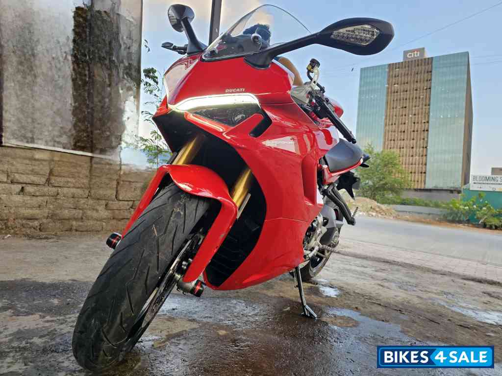 Red Ducati SuperSport S Red Ducati SuperSport S
