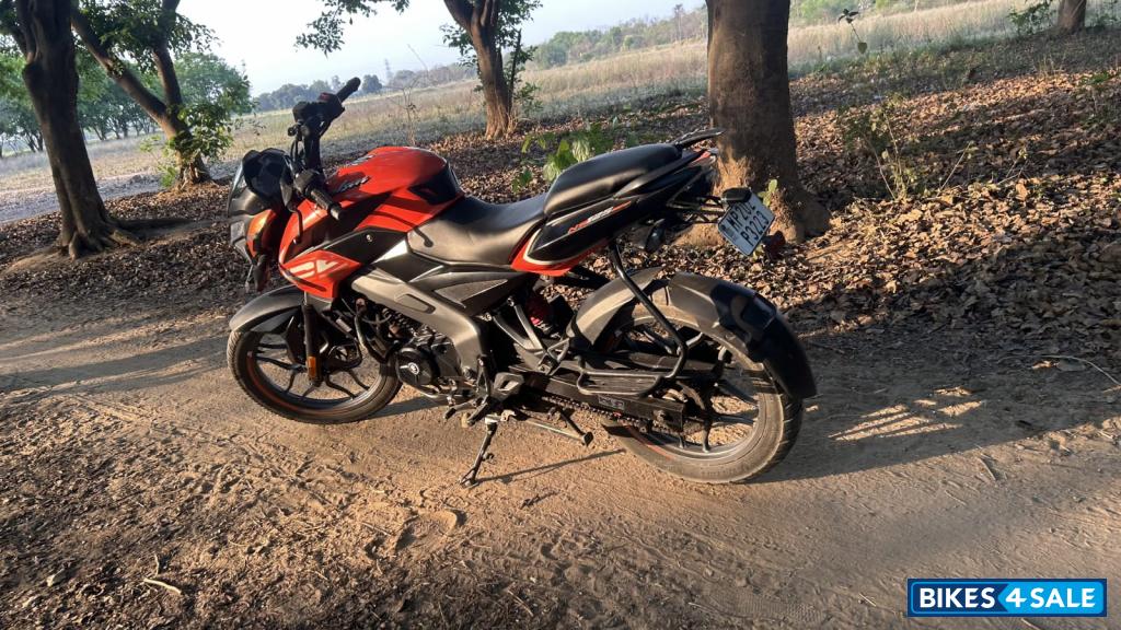 Orange Bajaj Pulsar NS125 BS6