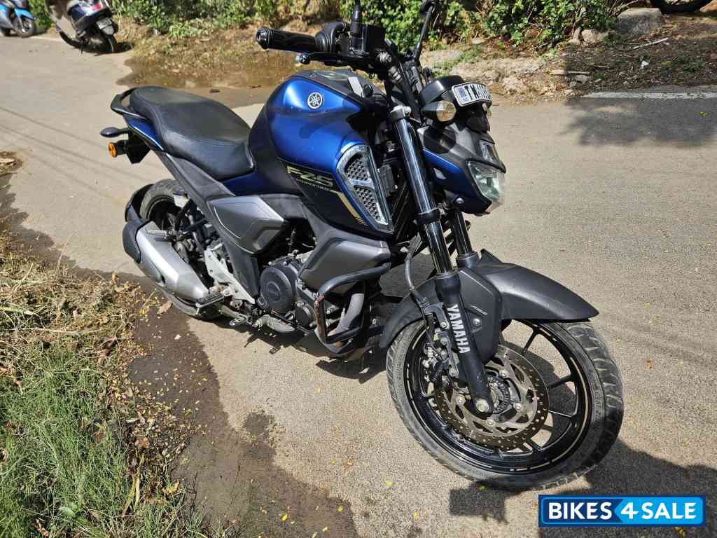 Blue Yamaha FZ-S Blue Yamaha FZ-S