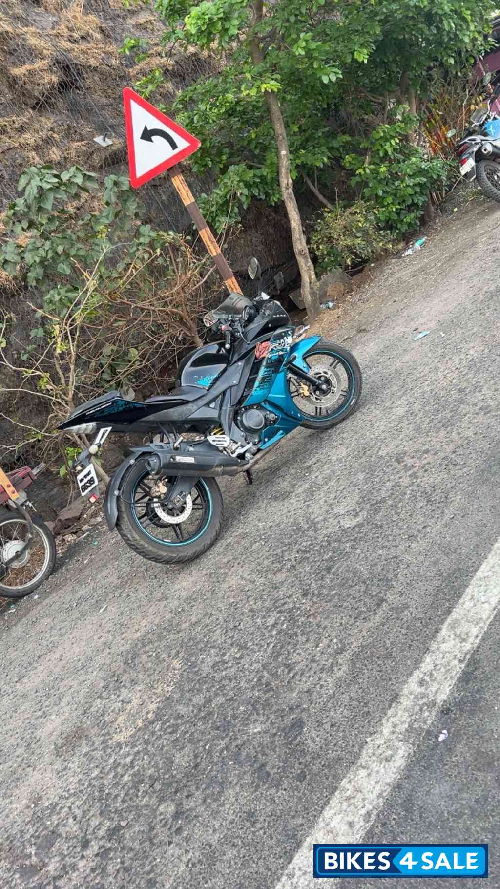 Special Edition Cyan Yamaha YZF R15 V2