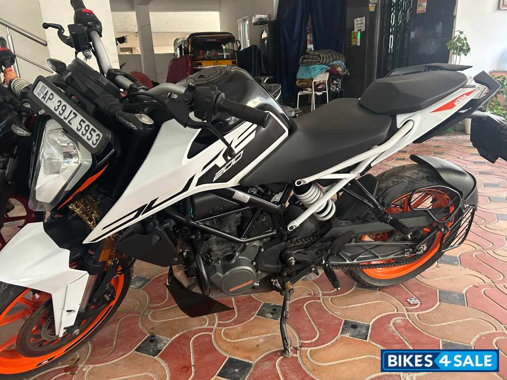 White And Black KTM Duke 200 White And Black KTM Duke 200