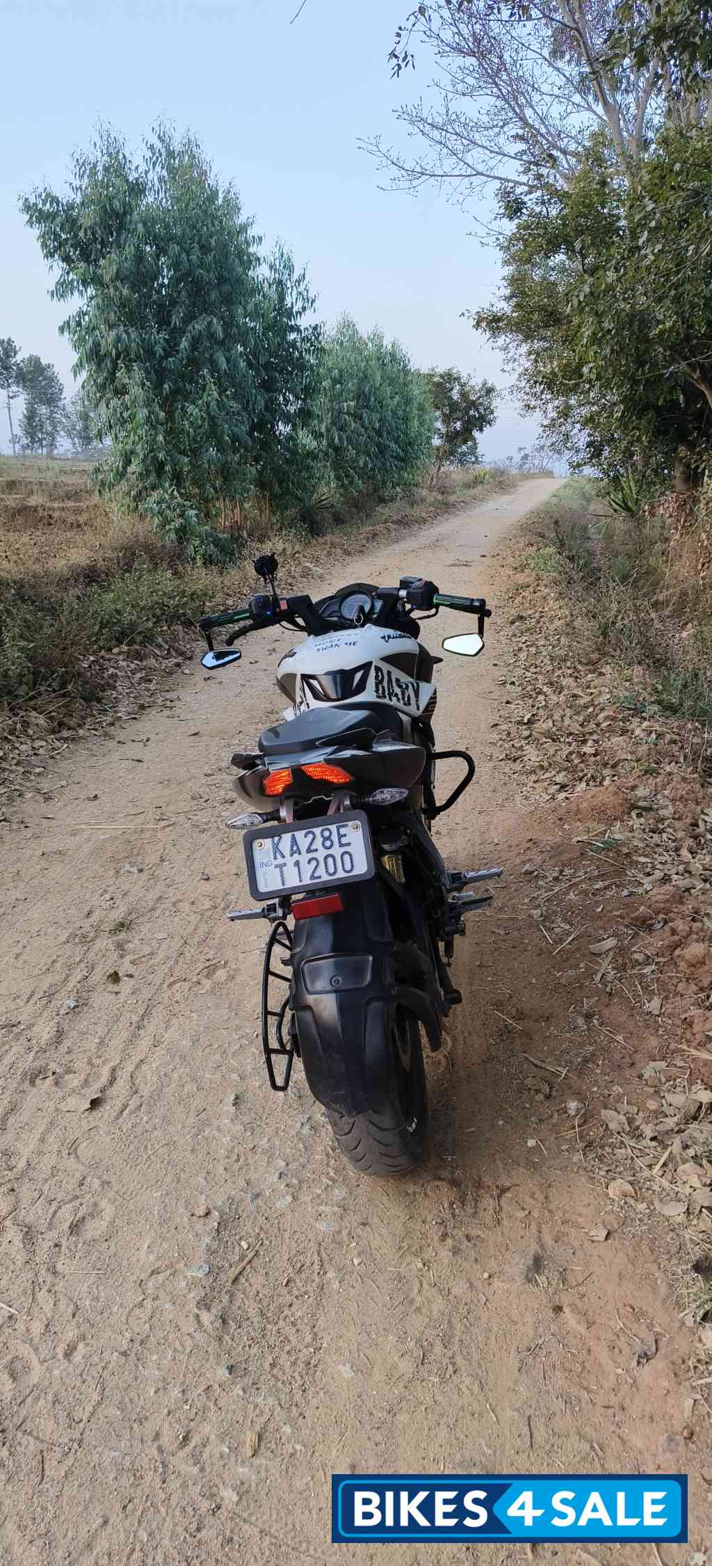 White Black Bajaj Pulsar 200 NS