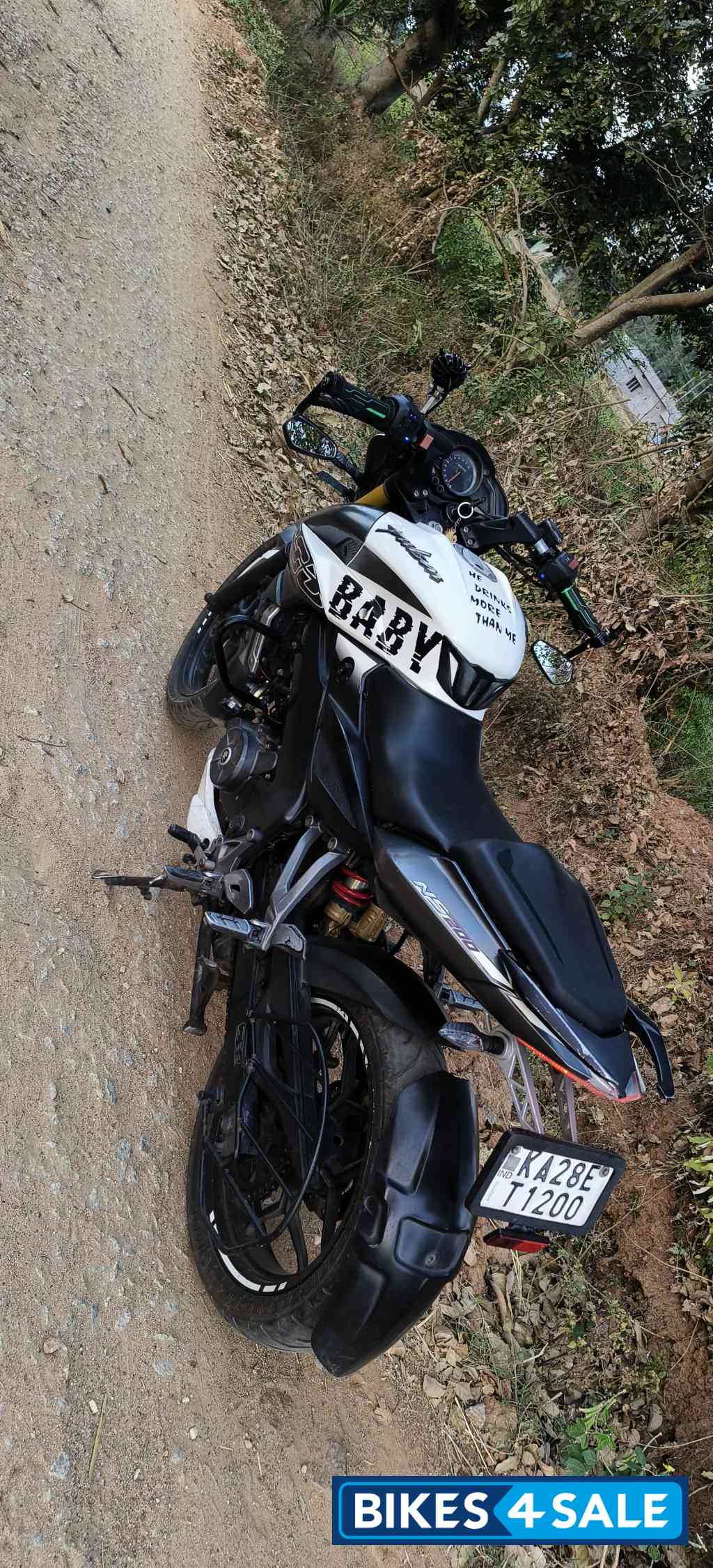 White Black Bajaj Pulsar 200 NS White Black Bajaj Pulsar 200 NS