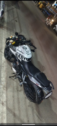 White Black Bajaj Pulsar 200 NS