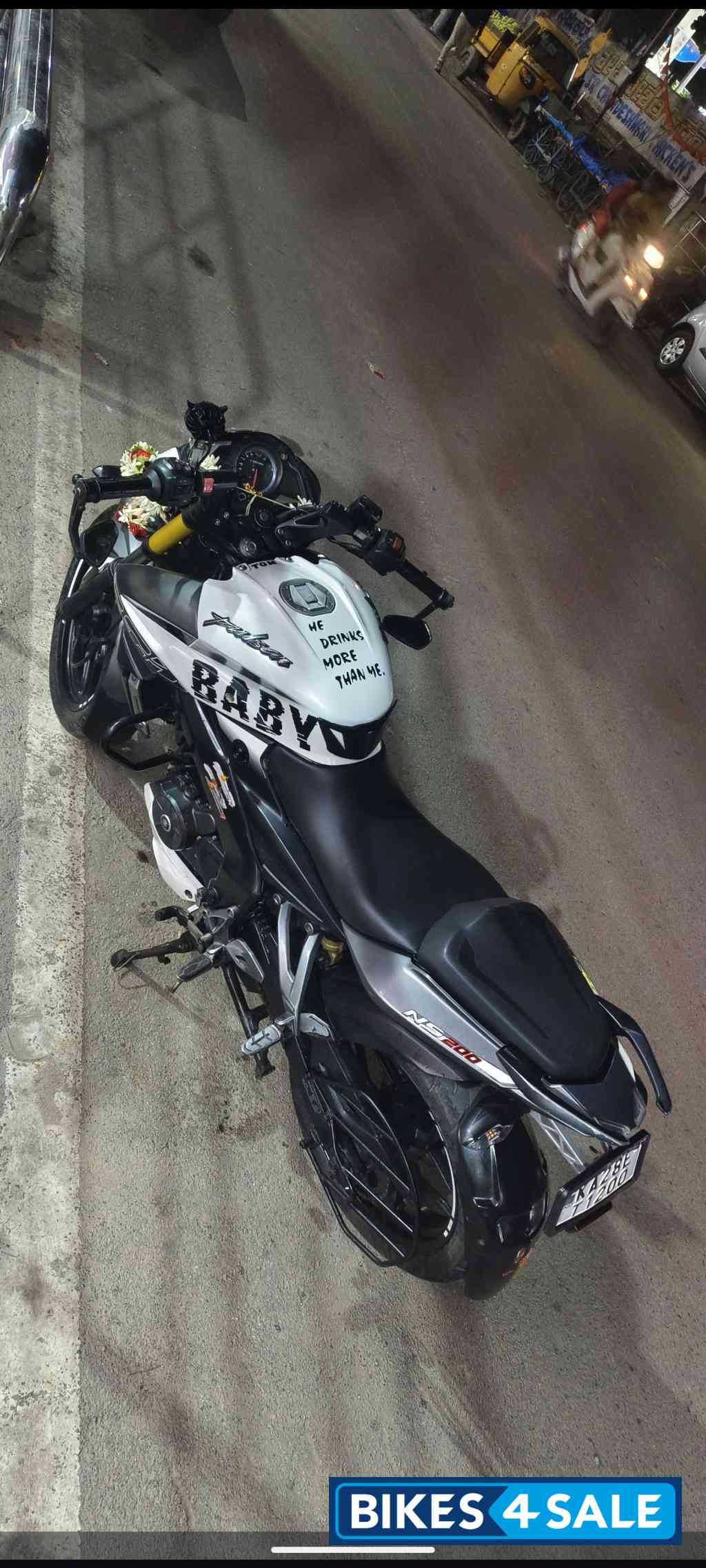 White Black Bajaj Pulsar 200 NS White Black Bajaj Pulsar 200 NS
