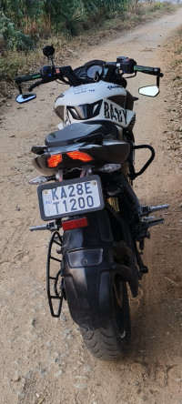 White Black Bajaj Pulsar 200 NS