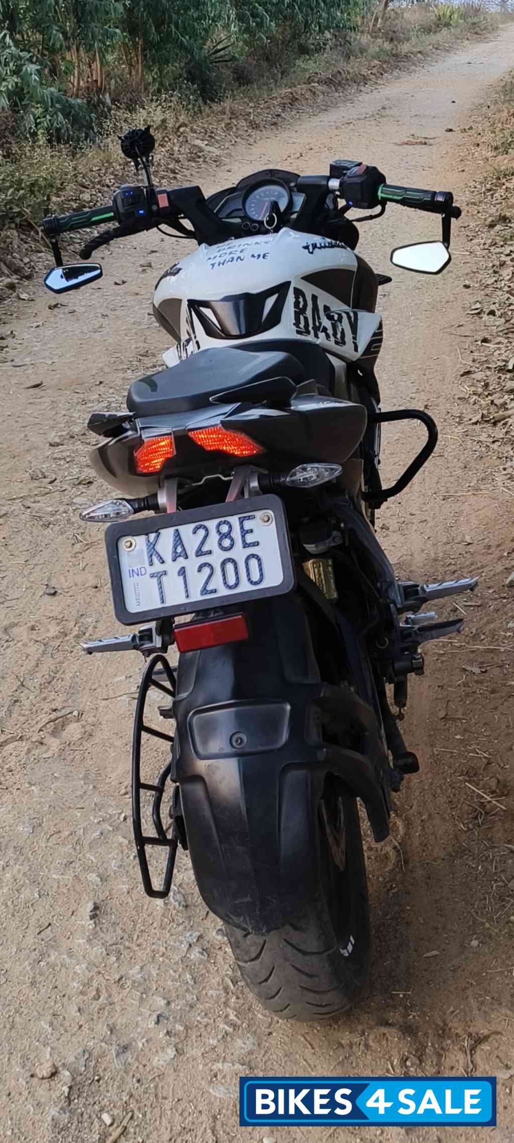 White Black Bajaj Pulsar 200 NS White Black Bajaj Pulsar 200 NS