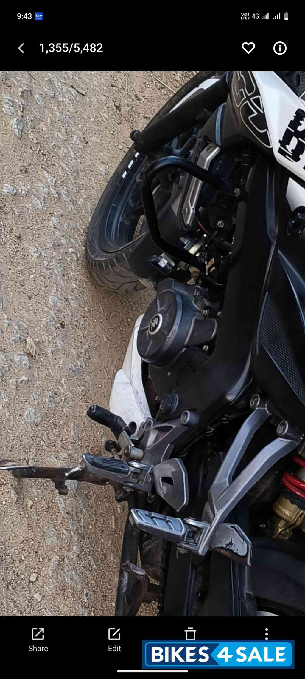 White Black Bajaj Pulsar 200 NS White Black Bajaj Pulsar 200 NS