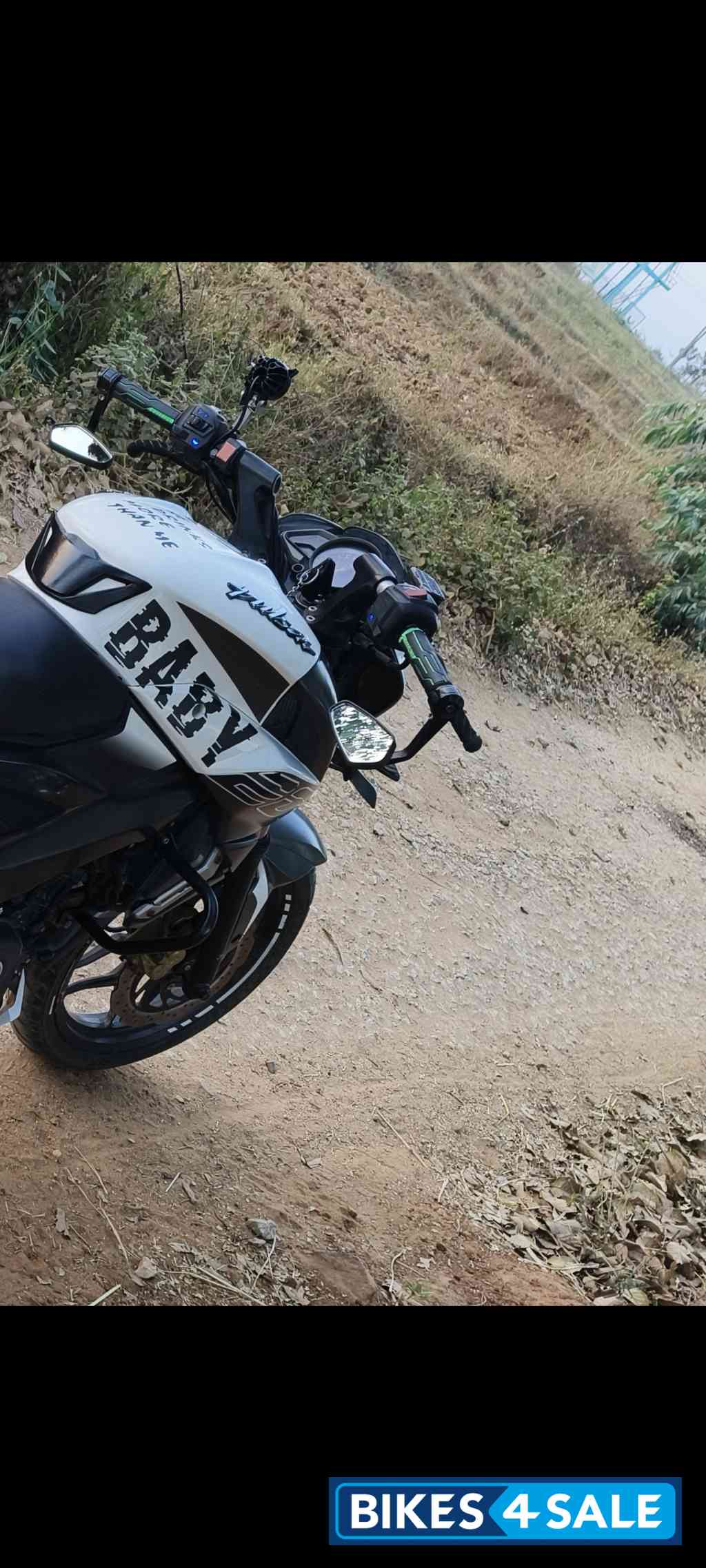 White Black Bajaj Pulsar 200 NS White Black Bajaj Pulsar 200 NS