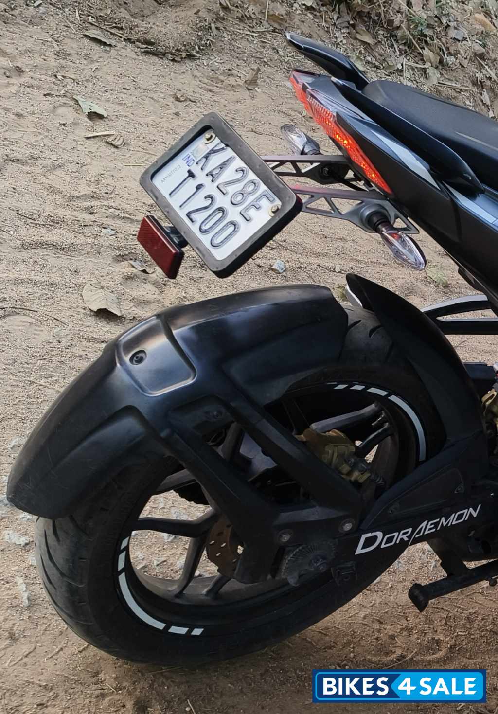 White Black Bajaj Pulsar 200 NS White Black Bajaj Pulsar 200 NS