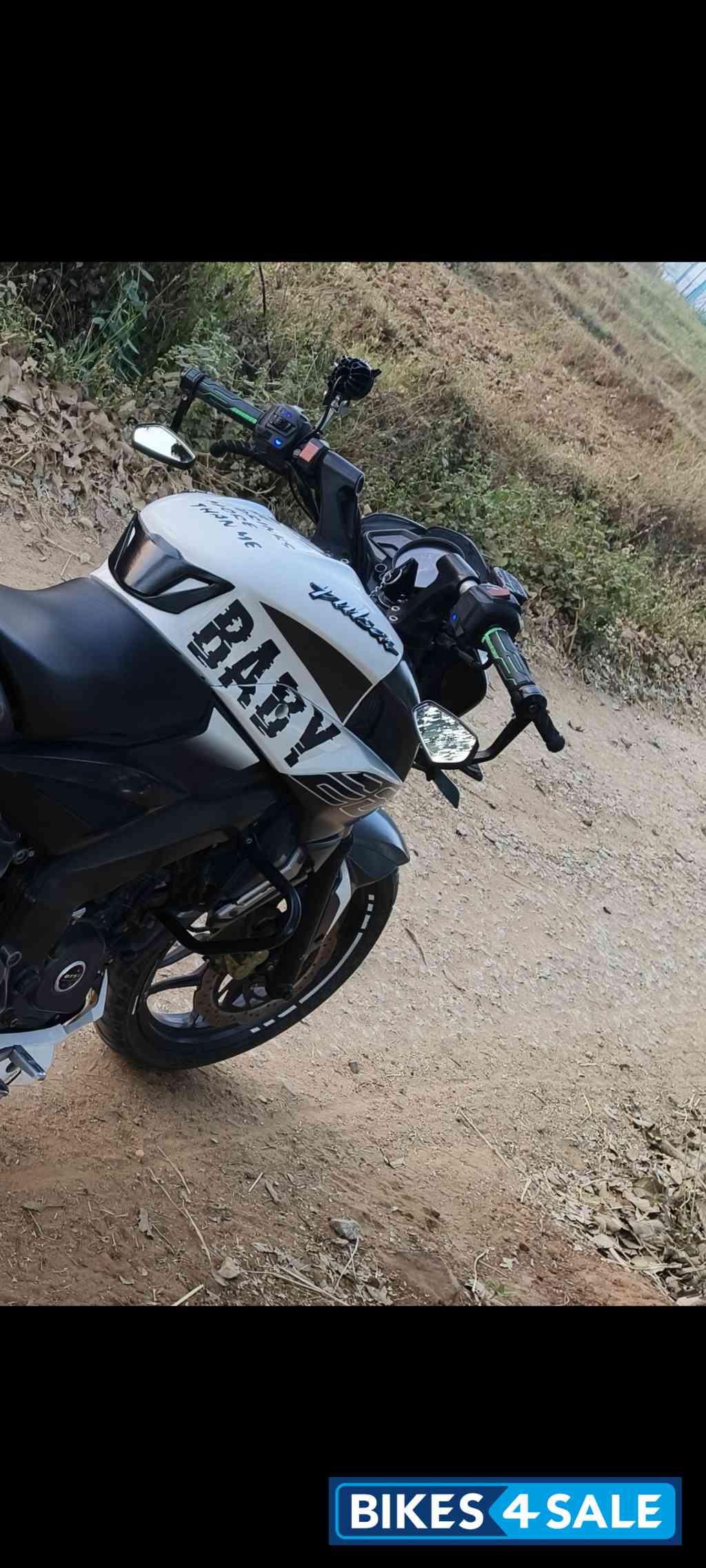 White Black Bajaj Pulsar 200 NS White Black Bajaj Pulsar 200 NS