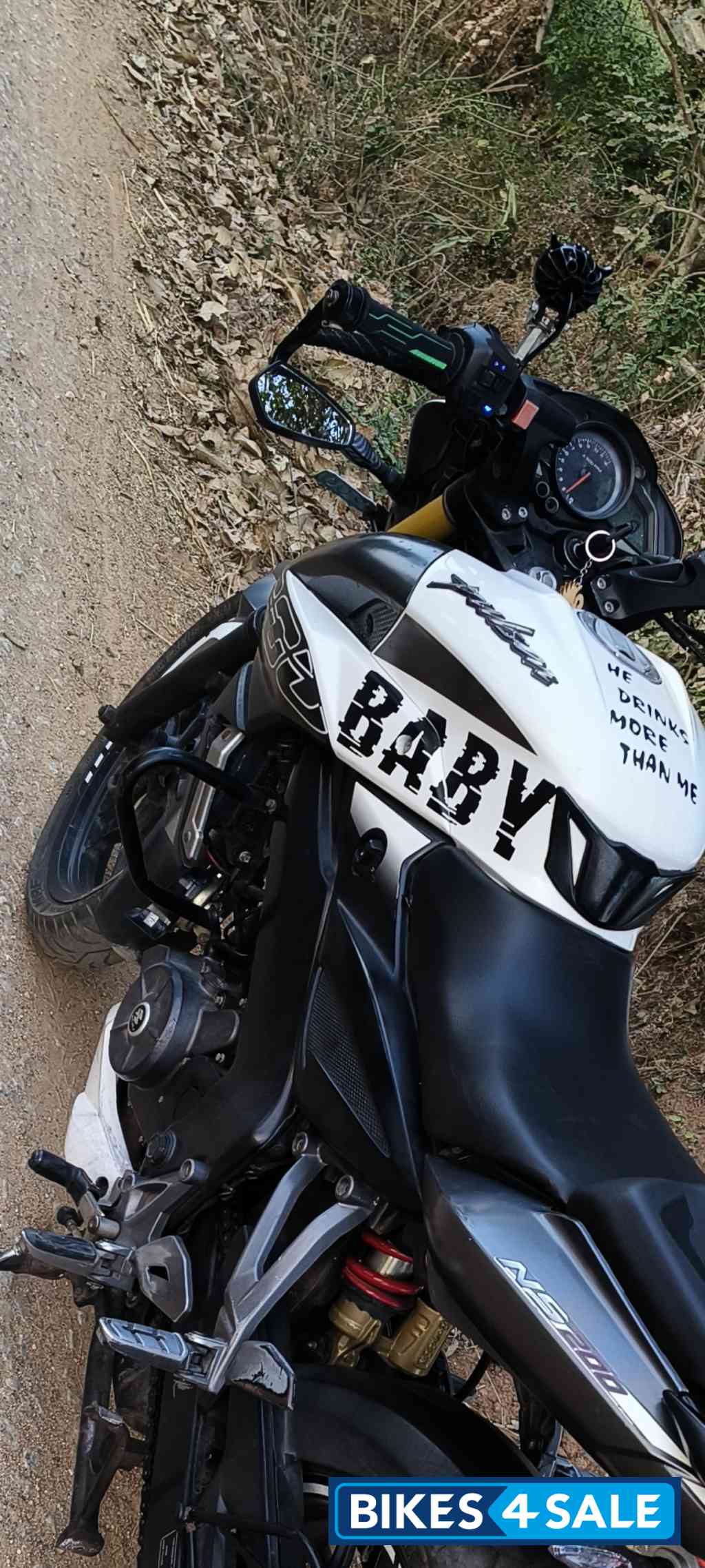 White Black Bajaj Pulsar 200 NS White Black Bajaj Pulsar 200 NS