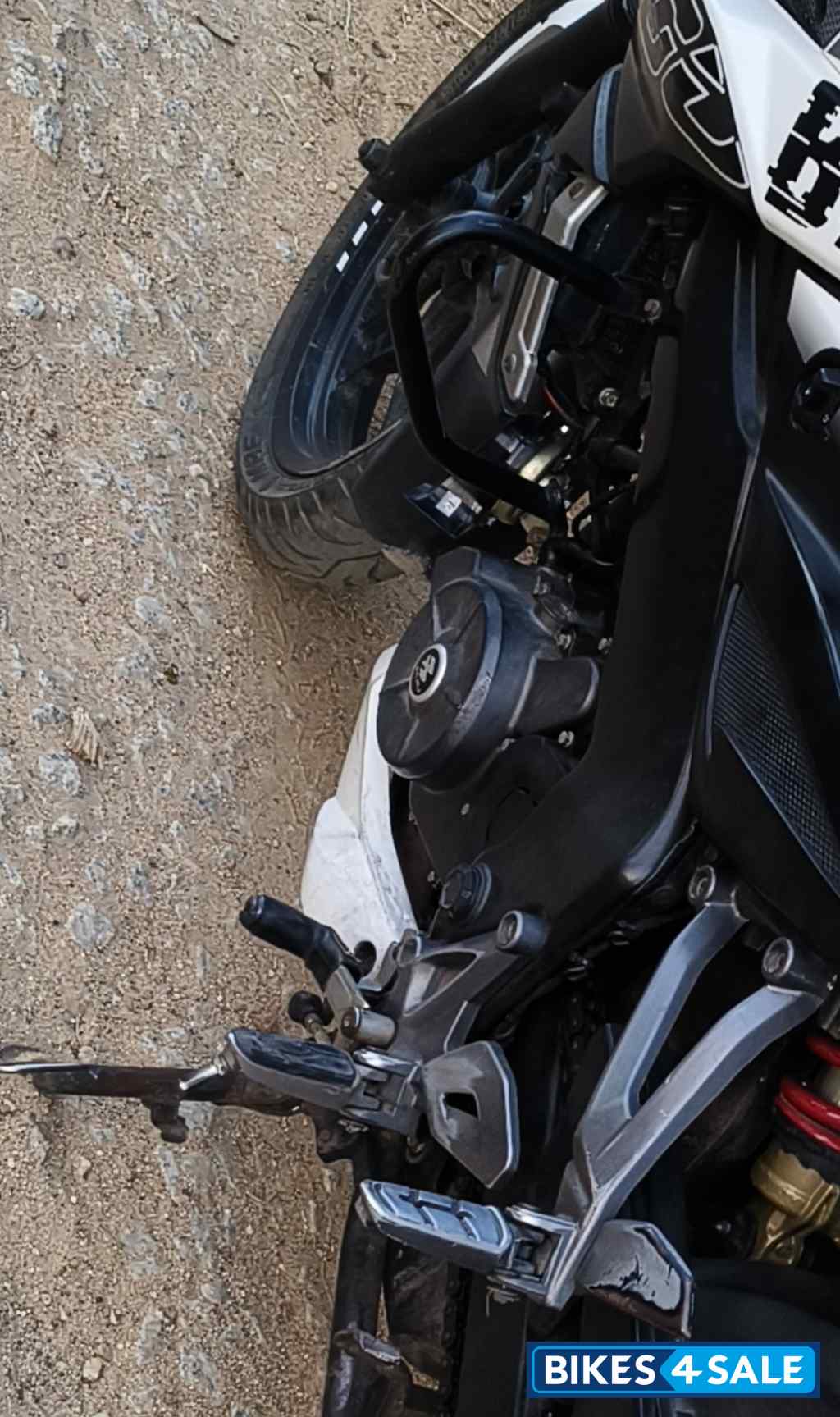 White Black Bajaj Pulsar 200 NS White Black Bajaj Pulsar 200 NS