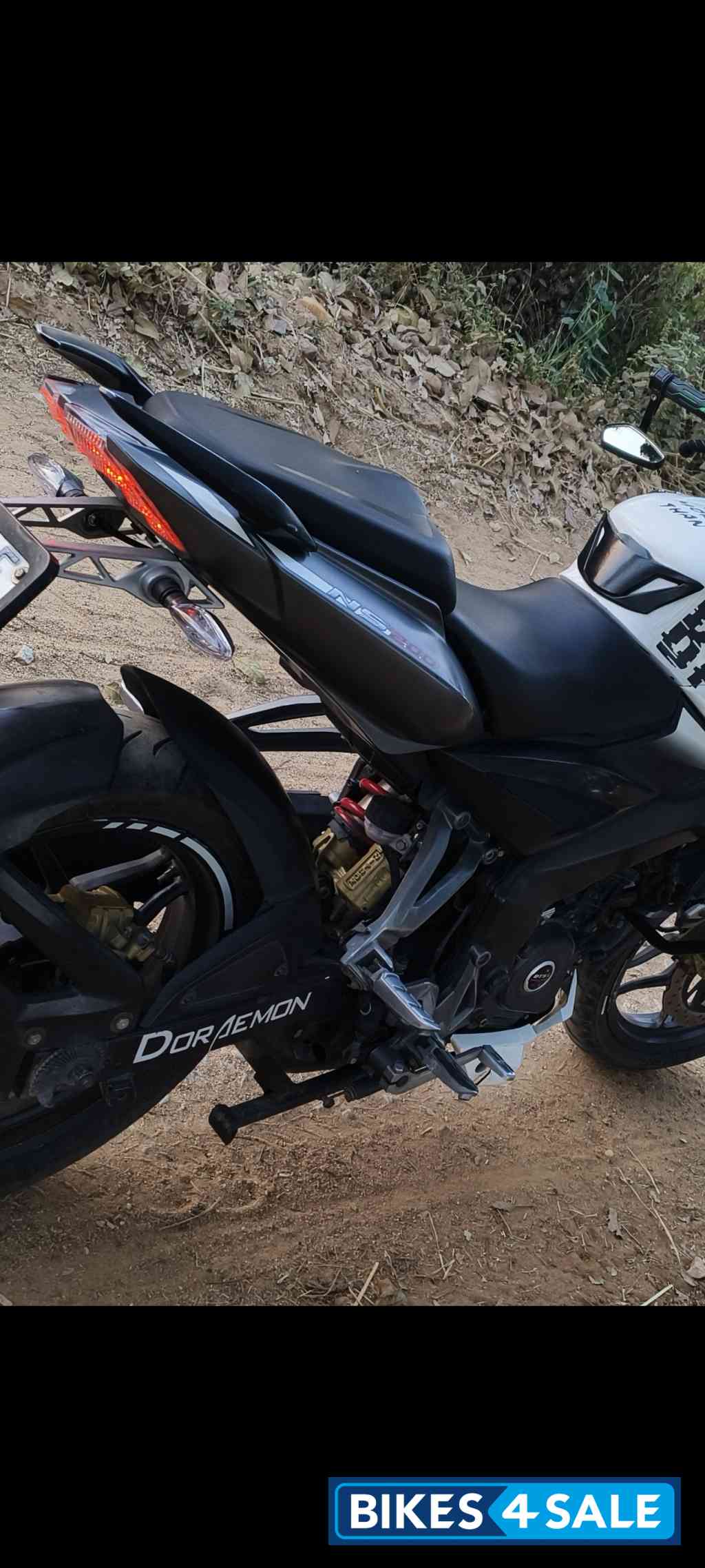White Black Bajaj Pulsar 200 NS White Black Bajaj Pulsar 200 NS