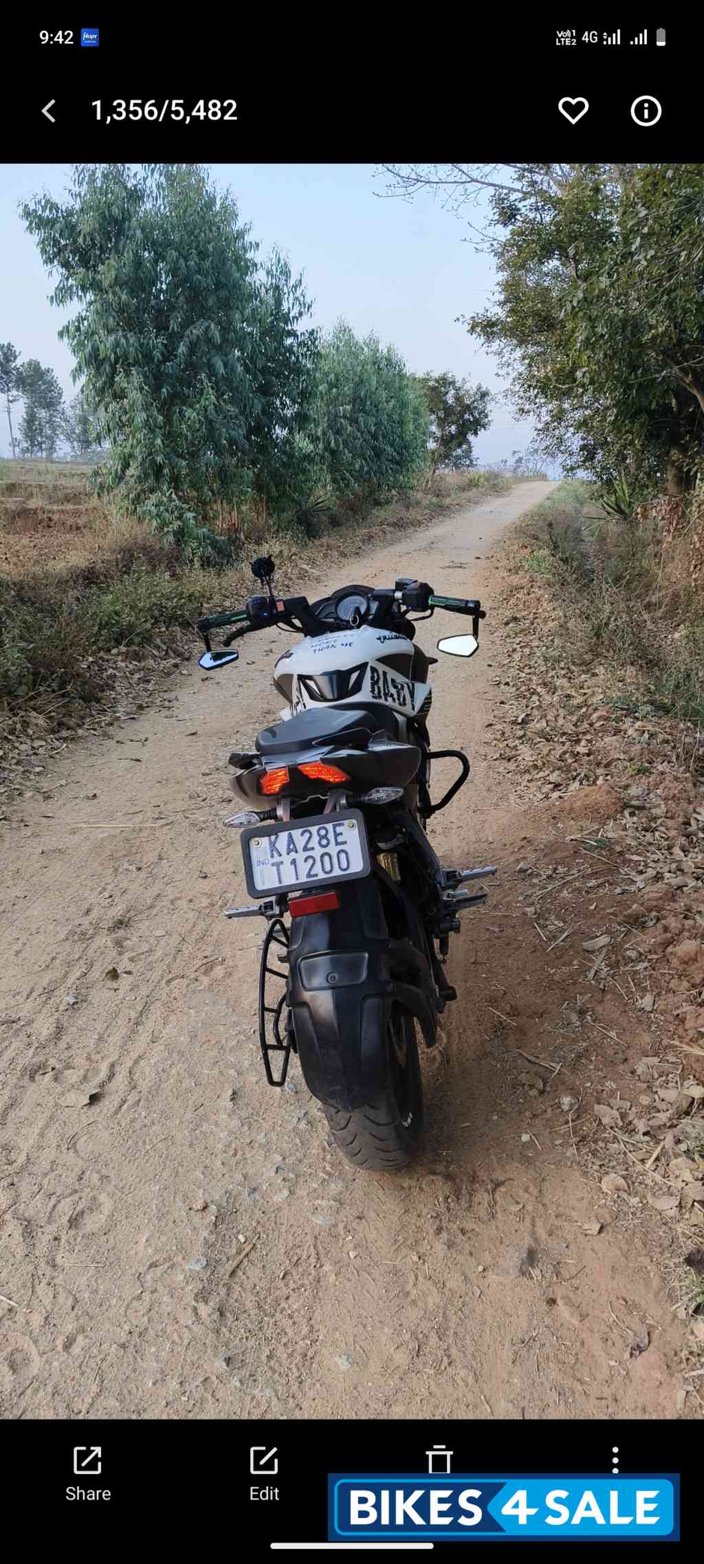 White Black Bajaj Pulsar 200 NS White Black Bajaj Pulsar 200 NS