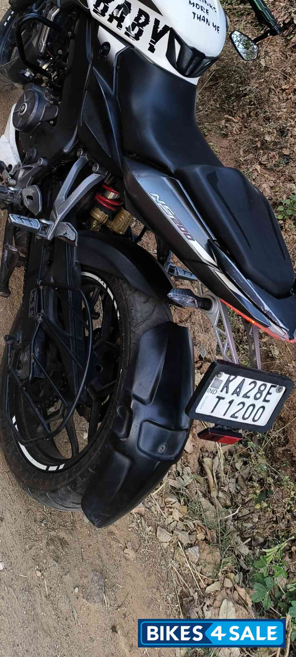 White Black Bajaj Pulsar 200 NS White Black Bajaj Pulsar 200 NS
