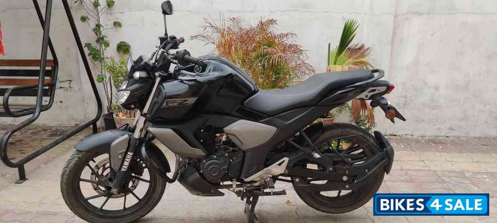 Mettalic Black Yamaha FZ FI V3 BS6