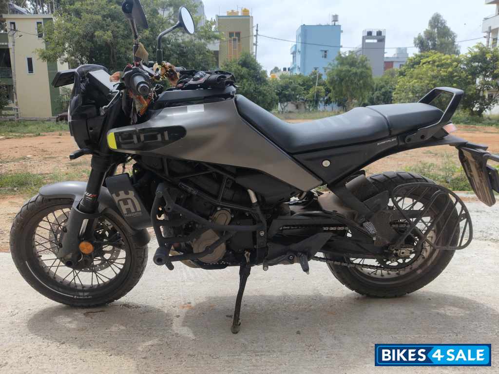 Dark Ash Green Husqvarna Svartpilen 401 2024