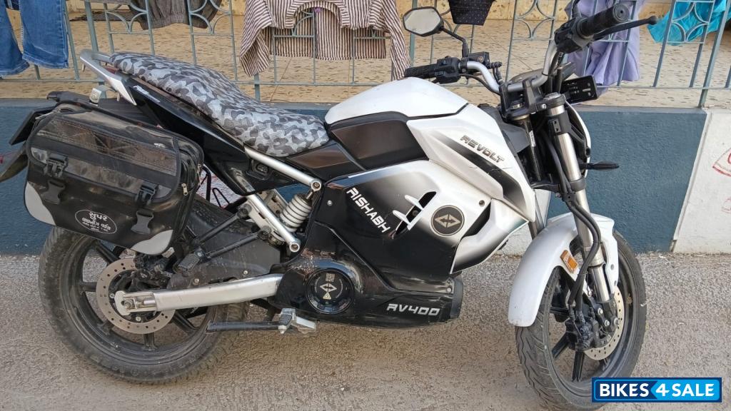 Revolt RV 400