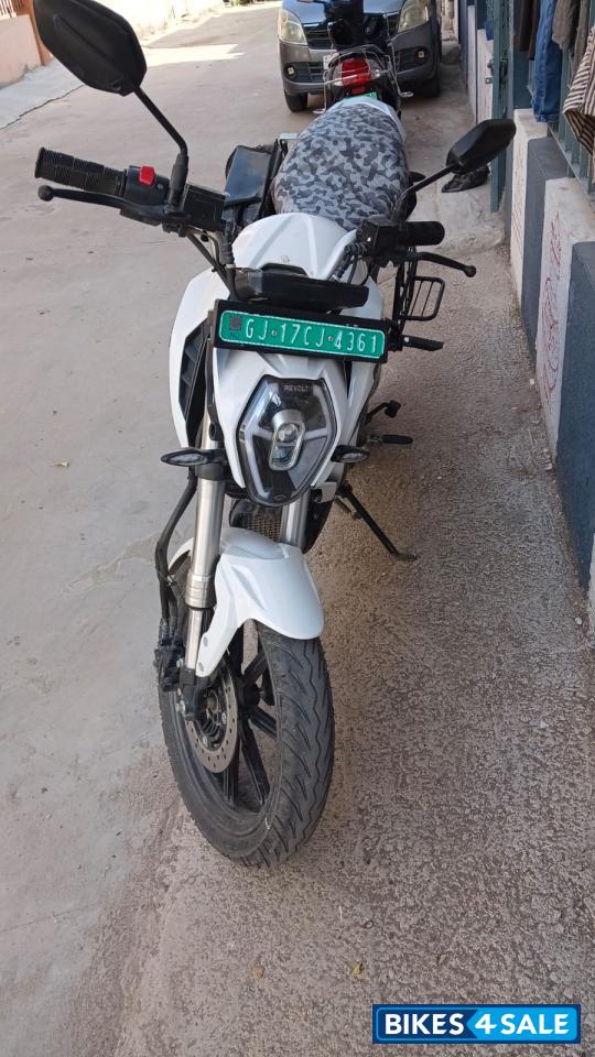 Revolt RV 400