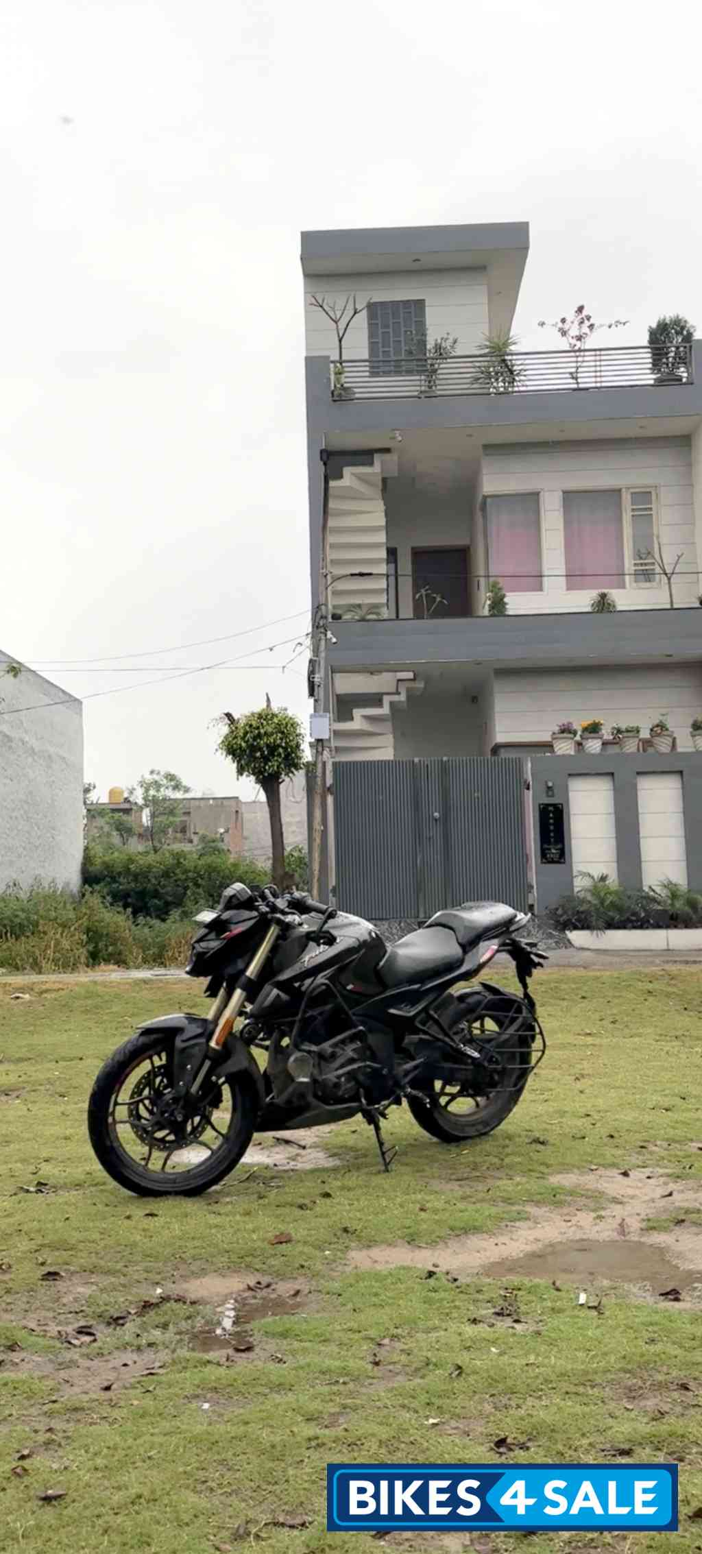Brooklyn Black Bajaj Pulsar N160 Dual Channel ABS