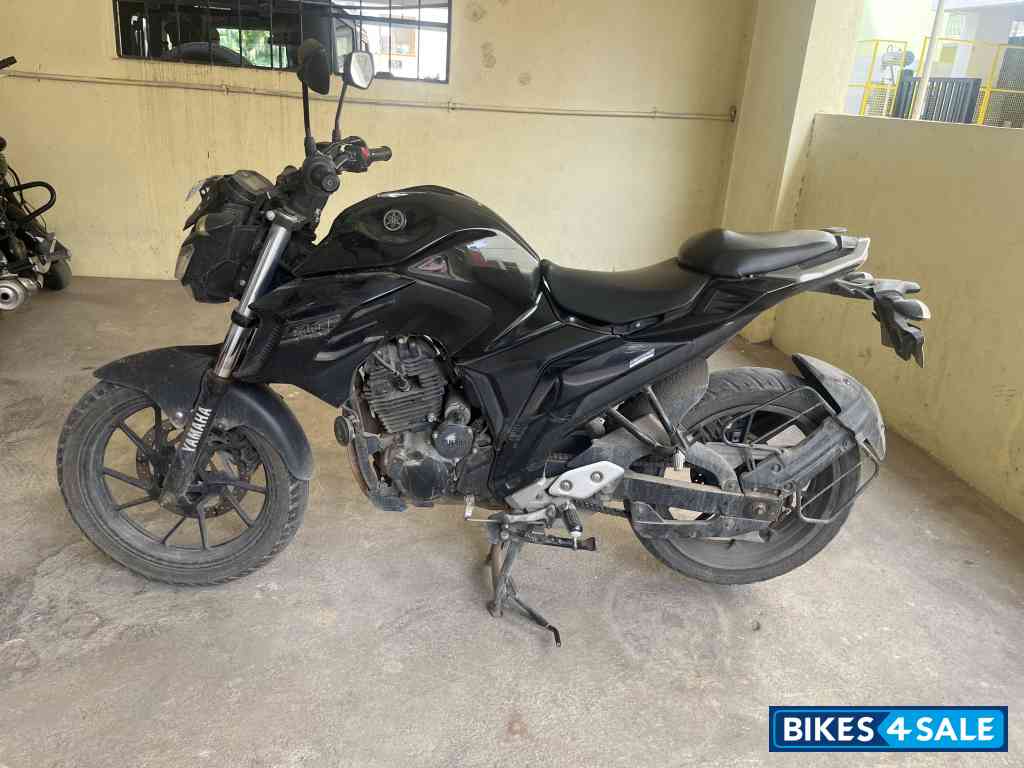 Black Yamaha FZ 25 BS6