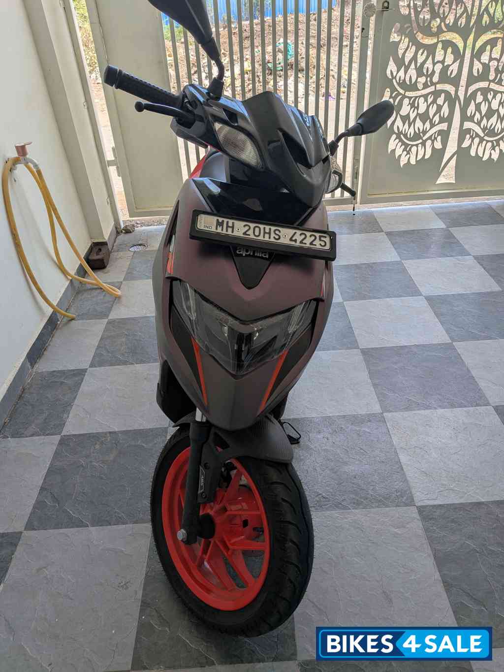 Red And Grey Aprilia SR 175 hp.e