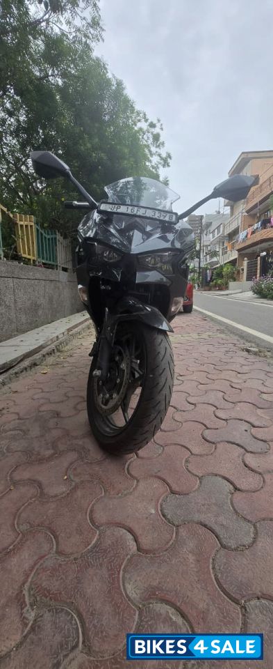 Metallic Carbon Grey Kawasaki Ninja 500