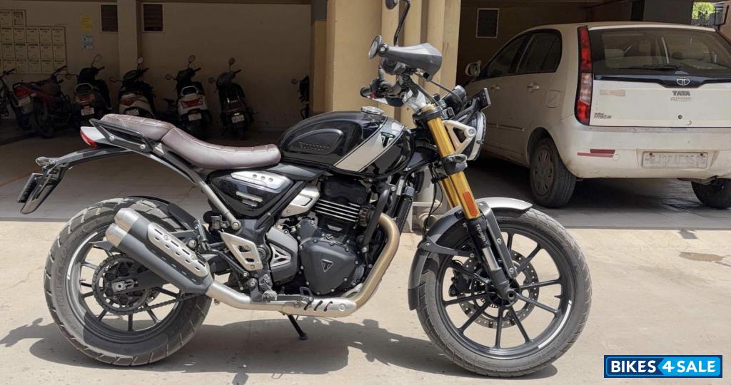 Phantom Black Triumph Scrambler 400 X