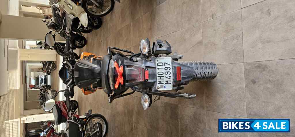 Black And Orange Honda CB Hornet 160R ABS Black And Orange Honda CB Hornet 160R ABS