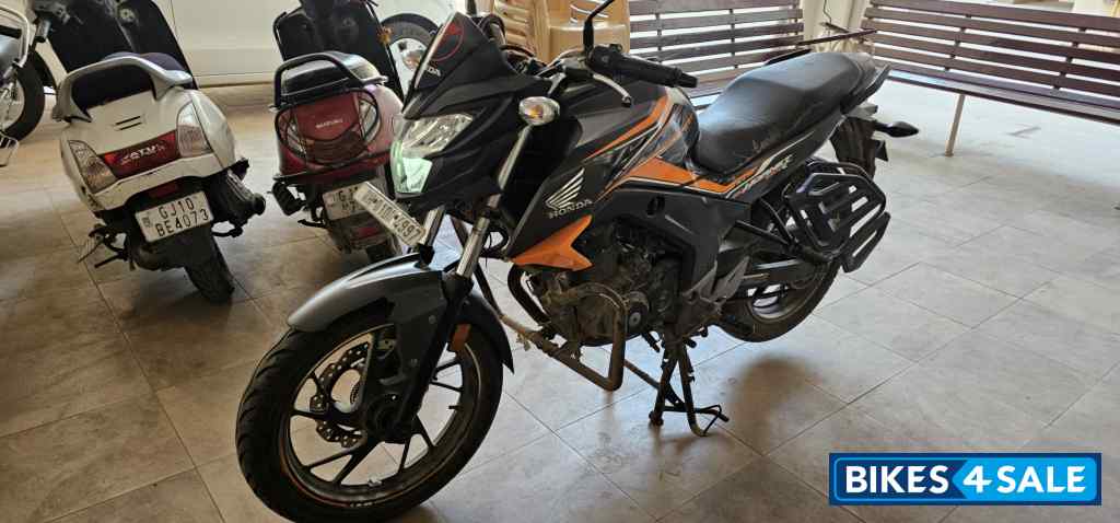 Black And Orange Honda CB Hornet 160R ABS Black And Orange Honda CB Hornet 160R ABS
