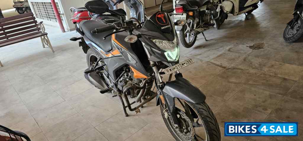 Black And Orange Honda CB Hornet 160R ABS Black And Orange Honda CB Hornet 160R ABS