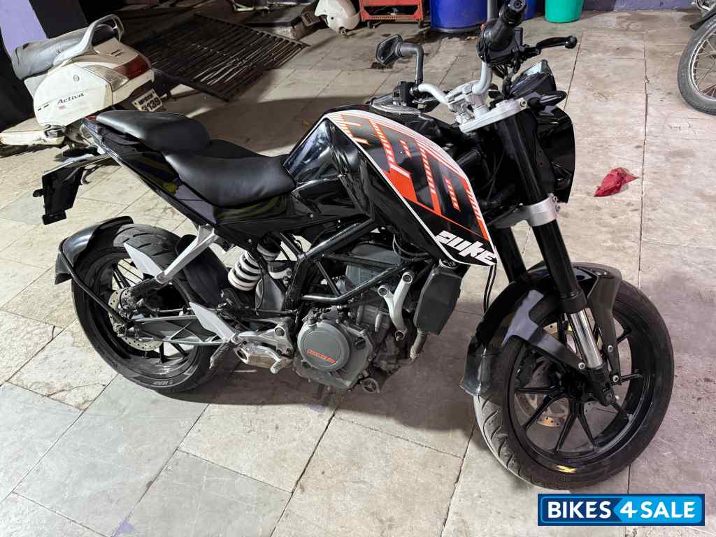 Black KTM Duke 390