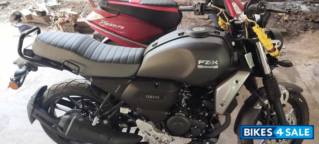 Gray Yamaha FZ-X Gray Yamaha FZ-X