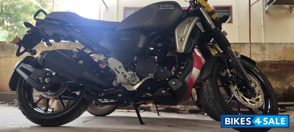 Gray Yamaha FZ-X Gray Yamaha FZ-X