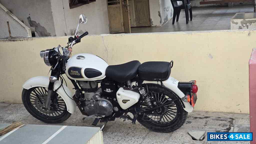 White Royal Enfield Classic 350