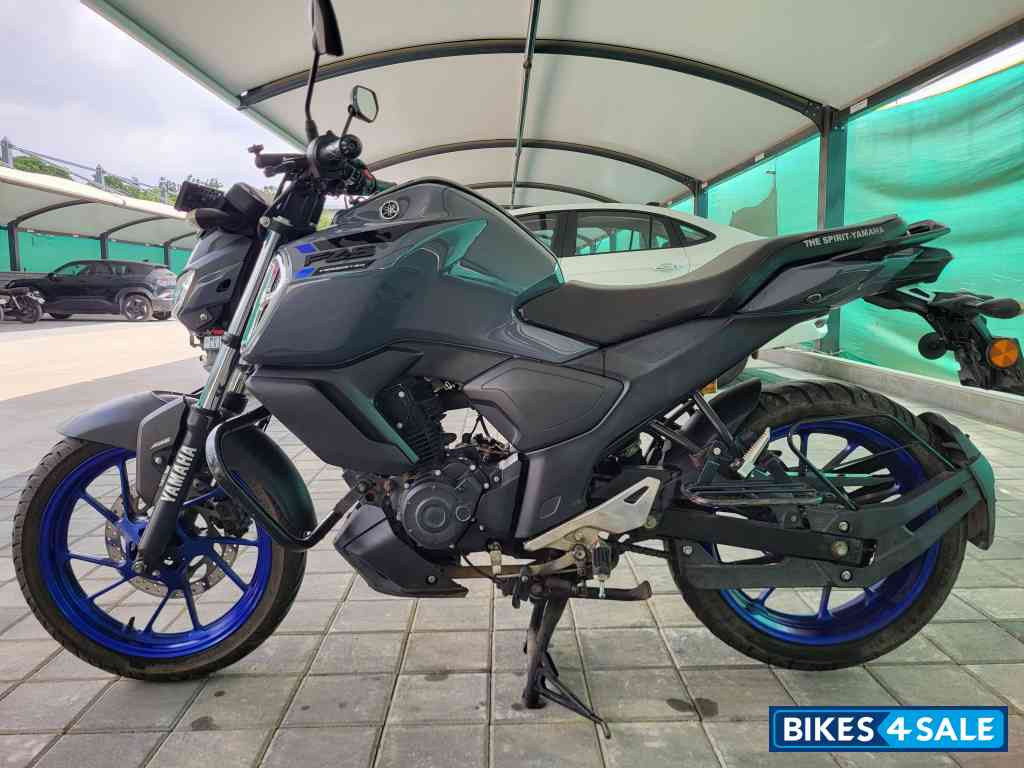 Metallic Grey Yamaha FZS-FI Deluxe