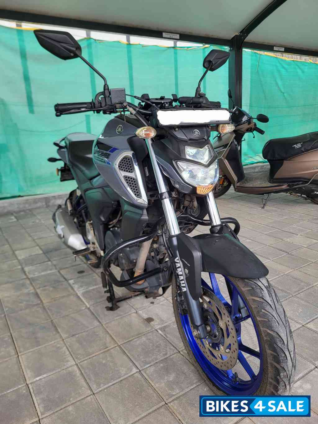 Metallic Grey Yamaha FZS-FI Deluxe